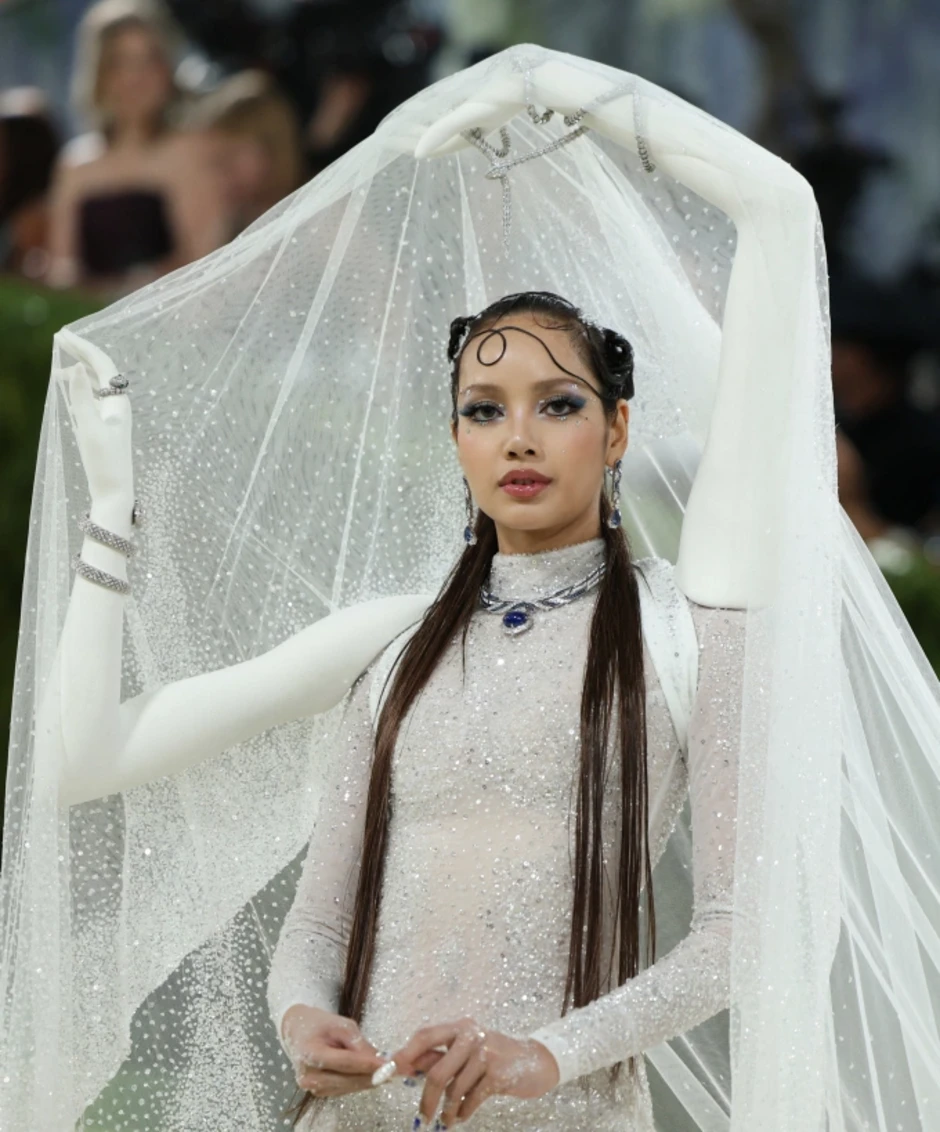 Lisa thu hút với váy cánh tay ở Met Gala