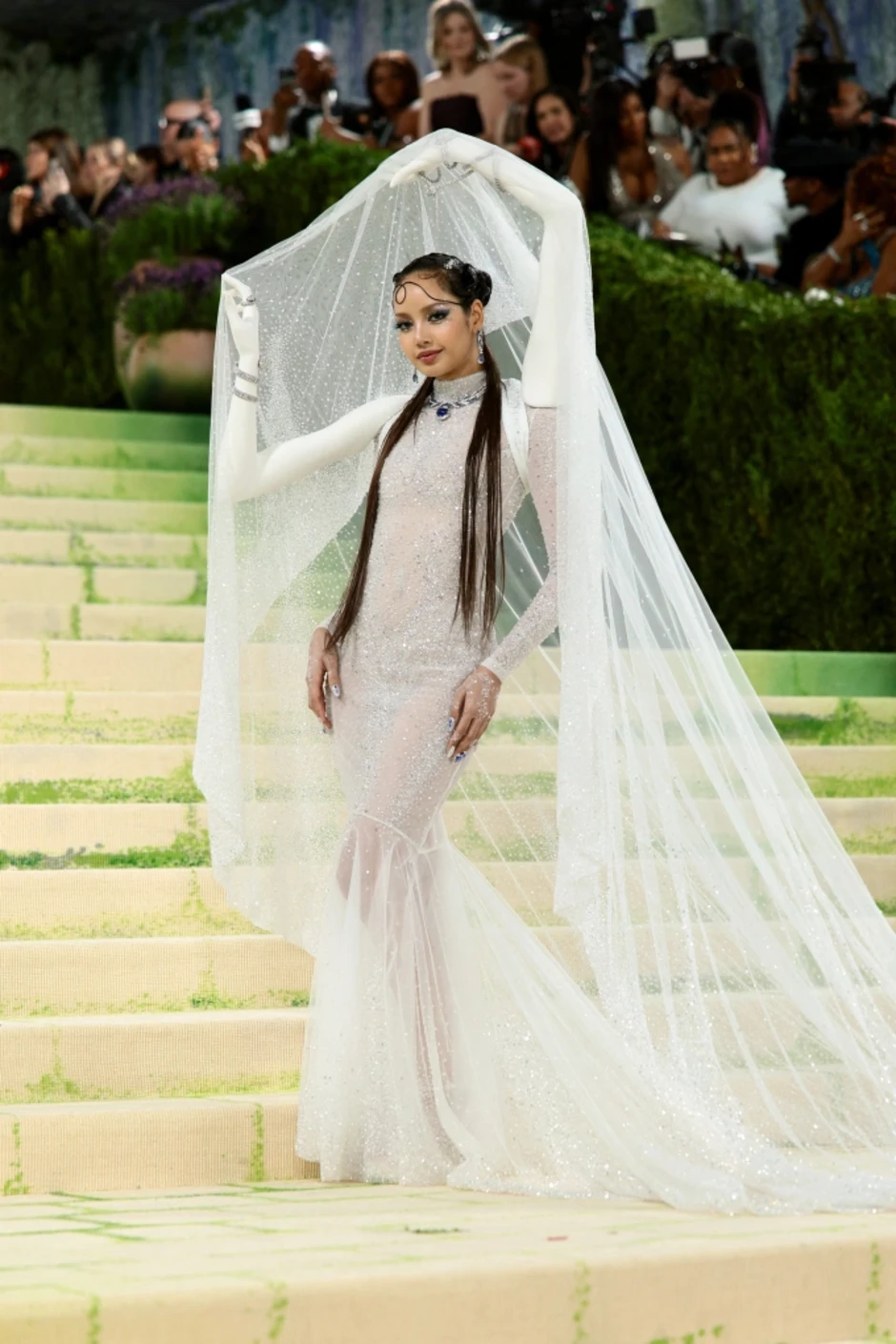 Lisa thu hút với váy cánh tay ở Met Gala