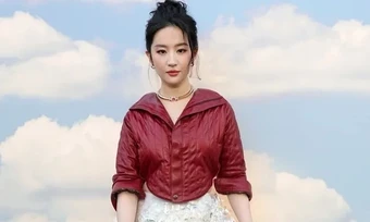 Loạt trang phục gây tranh cãi của Lưu Diệc Phi