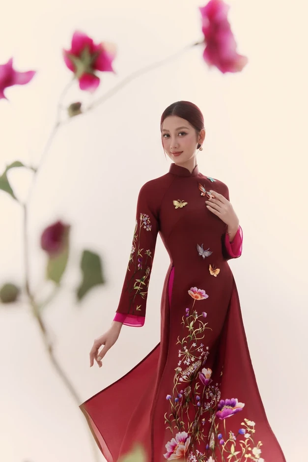Lung linh sắc hoa trên áo dài Liên Hương Lung linh sắc hoa trên áo dài Liên Hương