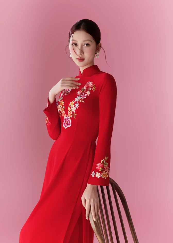 Lung linh sắc hoa trên áo dài Liên Hương Lung linh sắc hoa trên áo dài Liên Hương