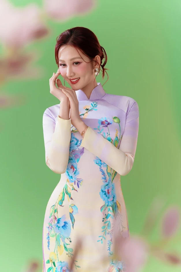 Lung linh sắc hoa trên áo dài Liên Hương Lung linh sắc hoa trên áo dài Liên Hương
