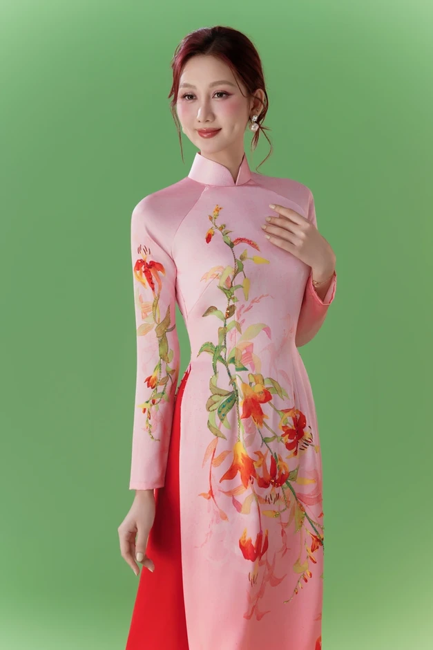 Lung linh sắc hoa trên áo dài Liên Hương Lung linh sắc hoa trên áo dài Liên Hương