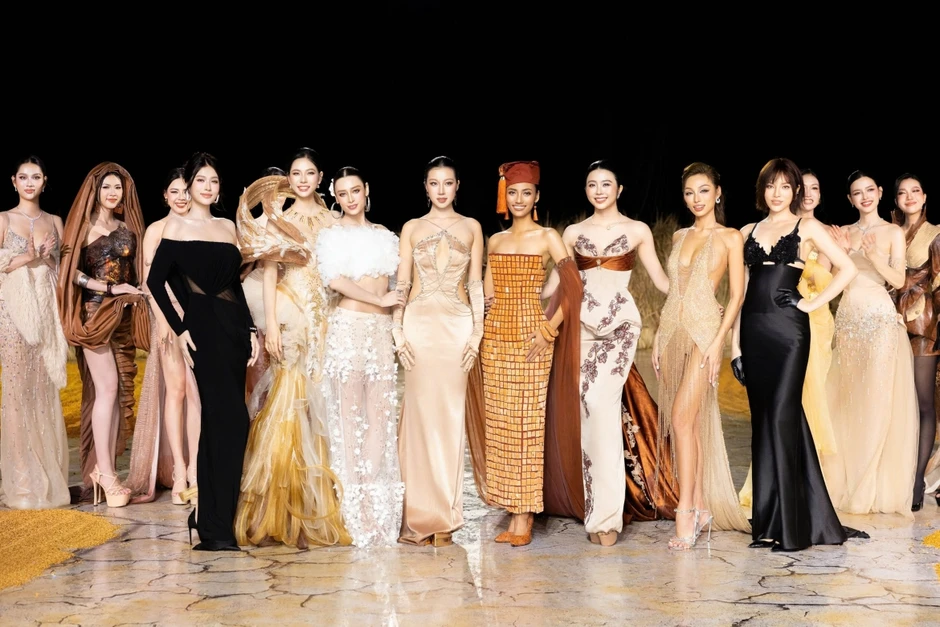 Lương Thùy Linh, Ý Nhi làm vedette trên sàn diễn phủ 4 tấn lúa