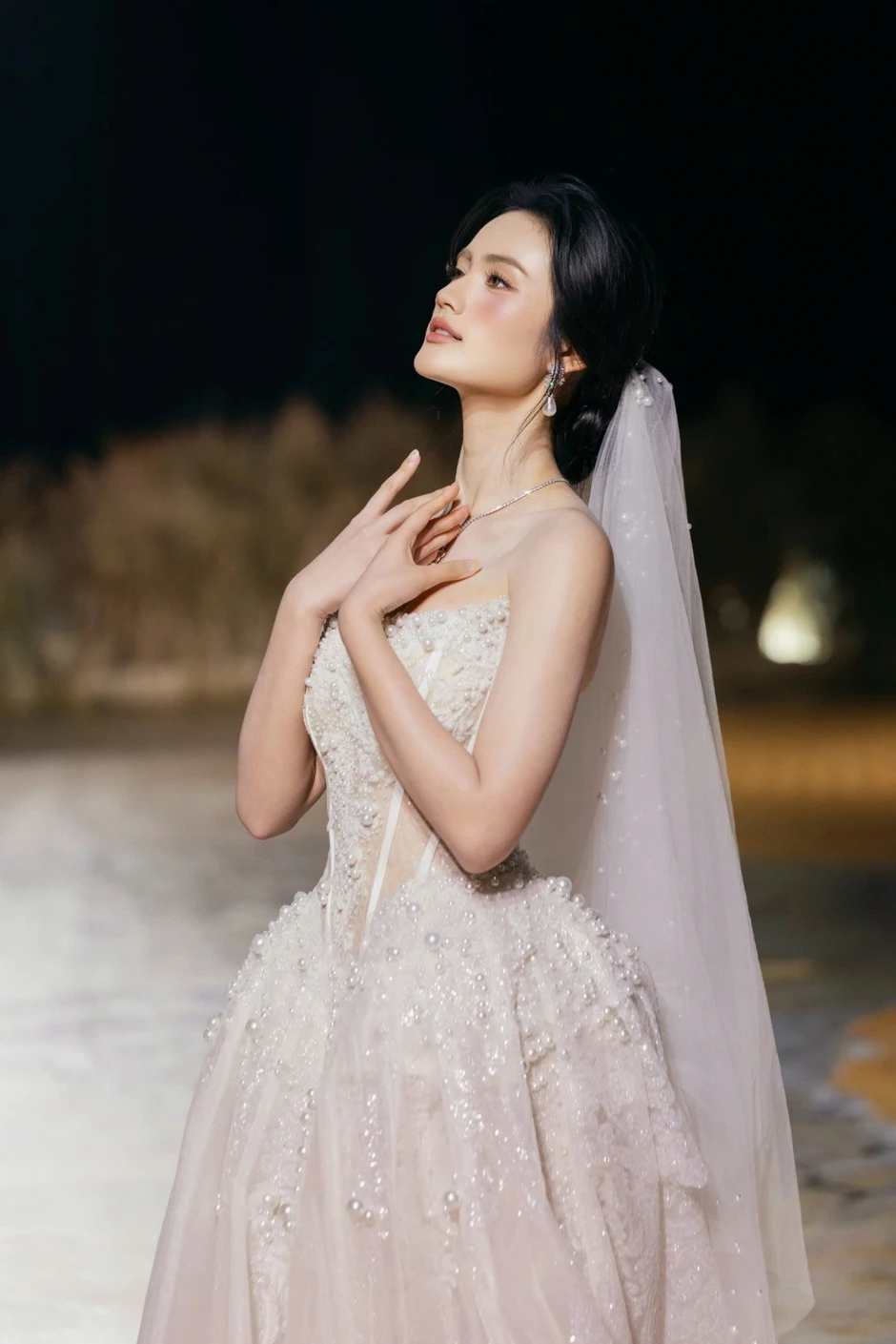 Lương Thùy Linh, Ý Nhi làm vedette trên sàn diễn phủ 4 tấn lúa