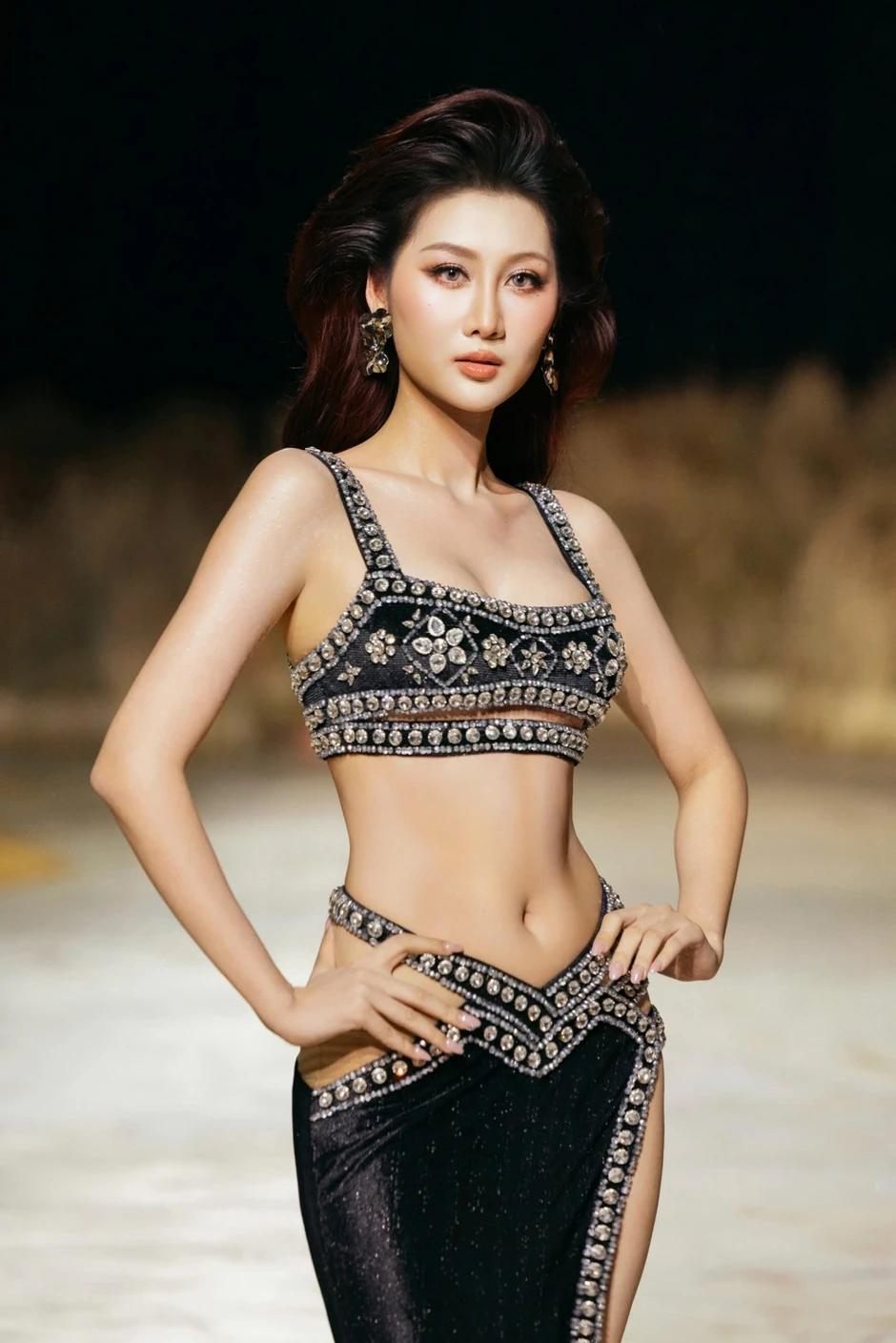 Lương Thùy Linh, Ý Nhi làm vedette trên sàn diễn phủ 4 tấn lúa