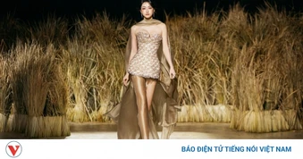 Lương Thùy Linh, Ý Nhi làm vedette trên sàn diễn phủ 4 tấn lúa