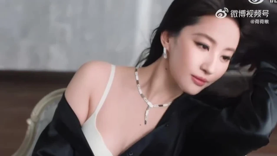 Lưu Diệc Phi lăng xê nội y đơn sắc Lưu Diệc Phi lăng xê nội y đơn sắc