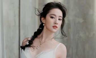 Lưu Diệc Phi lăng xê nội y đơn sắc