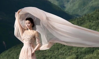Lưu Thi Thi đội khăn voan catwalk giữa thung lũng