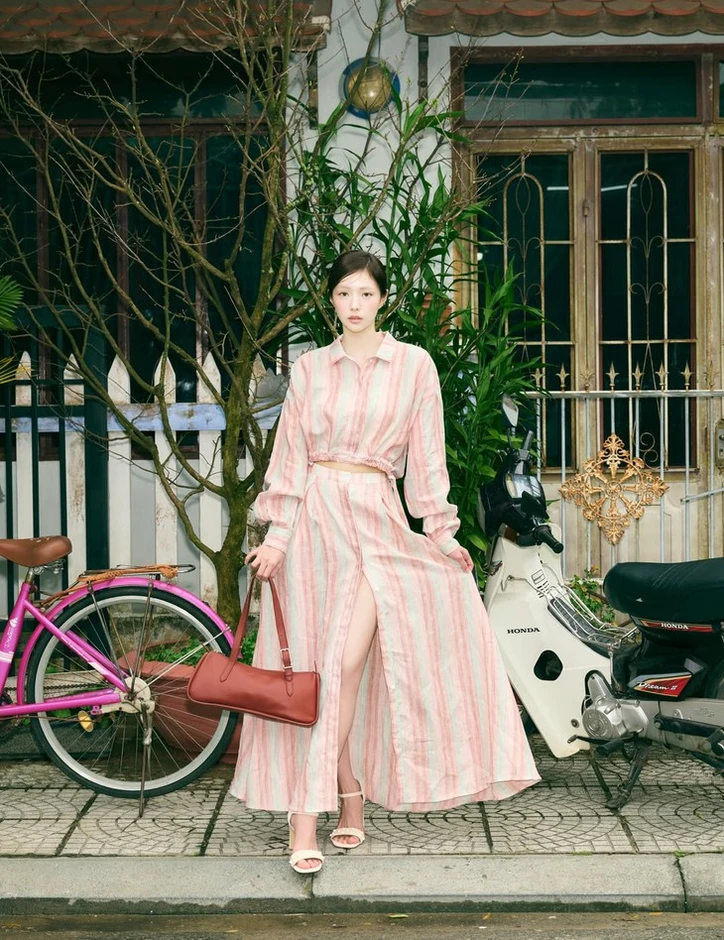 'Mỹ nhân đẹp nhất Hàn Quốc' Chae Soo Bin thả dáng tại Việt Nam