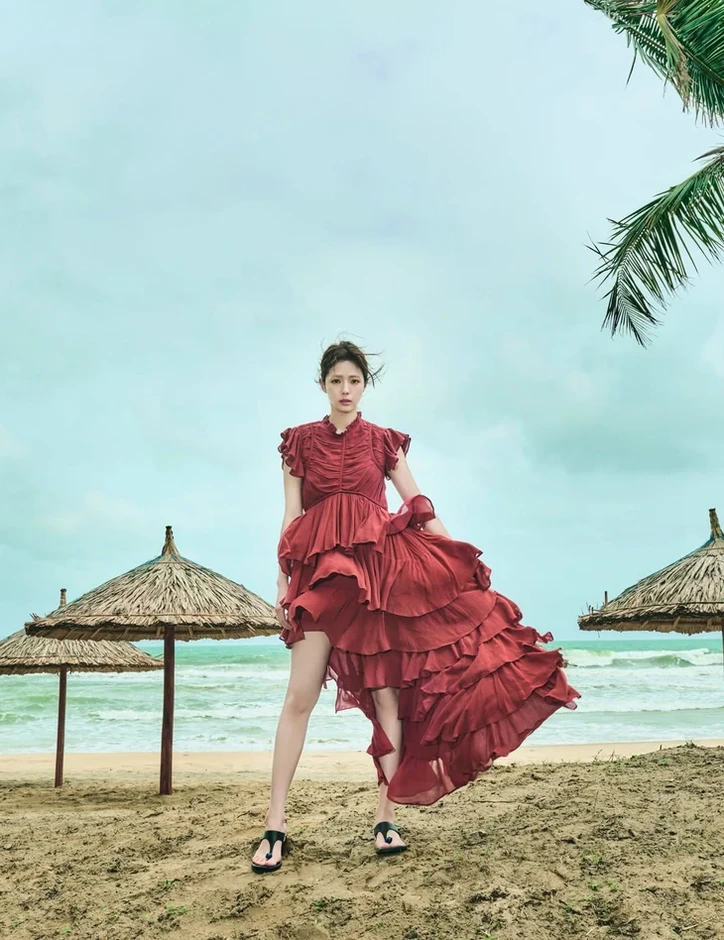 'Mỹ nhân đẹp nhất Hàn Quốc' Chae Soo Bin thả dáng tại Việt Nam
