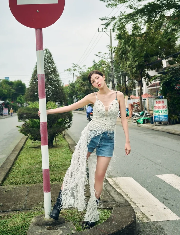 'Mỹ nhân đẹp nhất Hàn Quốc' Chae Soo Bin thả dáng tại Việt Nam