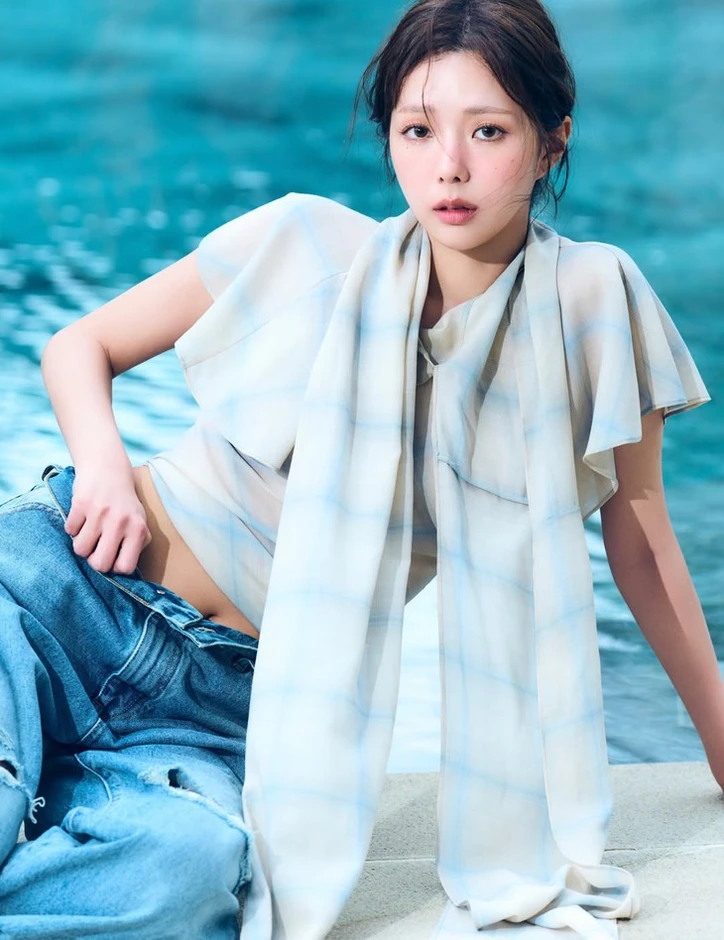 'Mỹ nhân đẹp nhất Hàn Quốc' Chae Soo Bin thả dáng tại Việt Nam