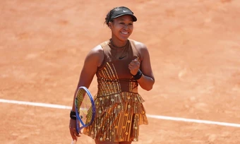 Naomi Osaka diện váy sequin ra sân đấu
