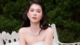 Ngọc Trinh tạo dáng với đầm cưới xuyên thấu