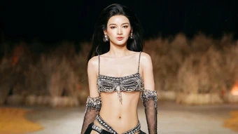 Người đẹp H'rê nhận triệu view khi catwalk