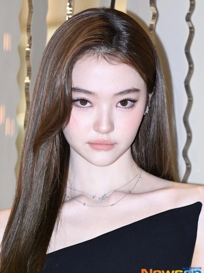 Nhan sắc tuổi 18 của 'Mẫu nh&iacute; đẹp nhất thế giới'