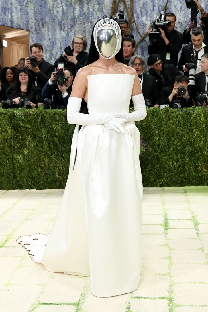 Những bộ cánh ở Met Gala khiến khán giả 'cạn lời'