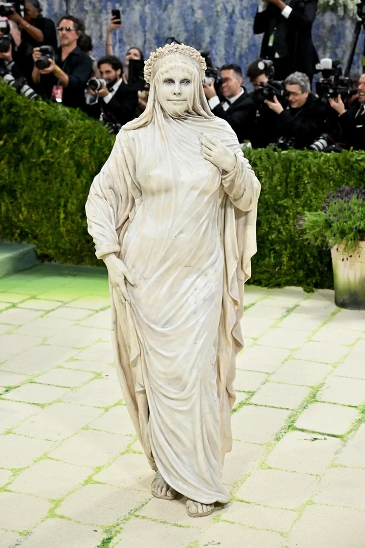 Những bộ cánh ở Met Gala khiến khán giả 'cạn lời'