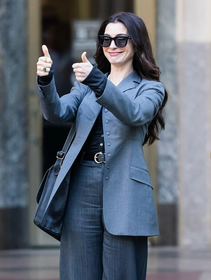 Phối đồ sành điệu như Anne Hathaway trong The Devil Wears Prada 2