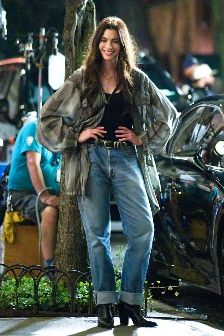 Phối đồ sành điệu như Anne Hathaway trong The Devil Wears Prada 2