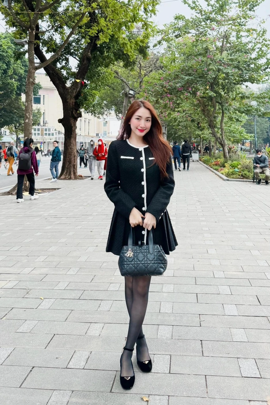 Phong c&aacute;ch đời thường của H&ograve;a Minzy