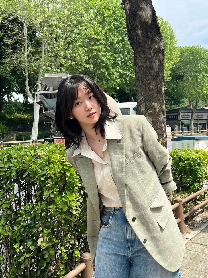 Phong cách 'hack tuổi' của Jin Ki Joo Phong cách 'hack tuổi' của Jin Ki Joo