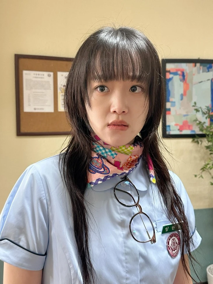 Phong cách 'hack tuổi' của Jin Ki Joo Phong cách 'hack tuổi' của Jin Ki Joo