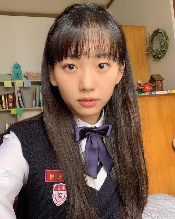 Phong cách 'hack tuổi' của Jin Ki Joo Phong cách 'hack tuổi' của Jin Ki Joo