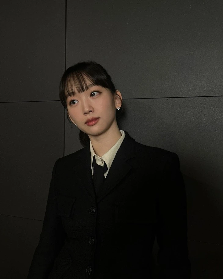 Phong cách 'hack tuổi' của Jin Ki Joo Phong cách 'hack tuổi' của Jin Ki Joo