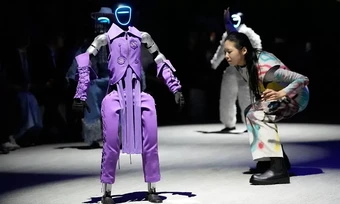 Robot đọ catwalk với người