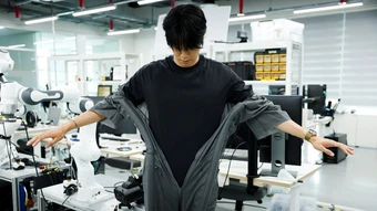 Robot giúp người mặc quần áo