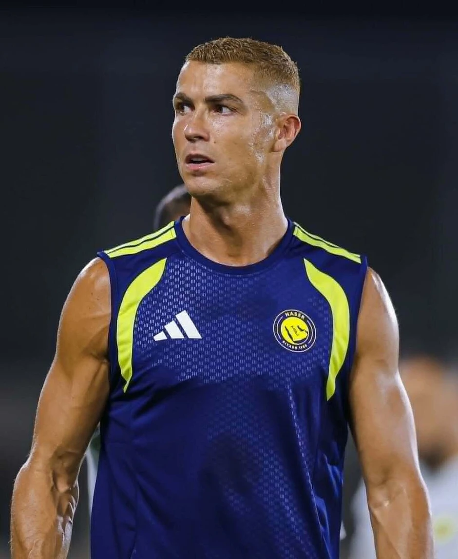 Ronaldo đổi kiểu tóc sau đám cưới Ronaldo đổi kiểu tóc sau đám cưới