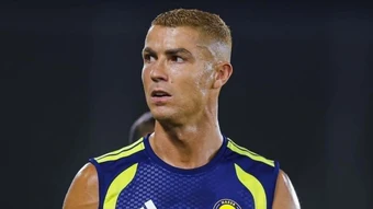 Ronaldo đổi kiểu tóc sau đám cưới