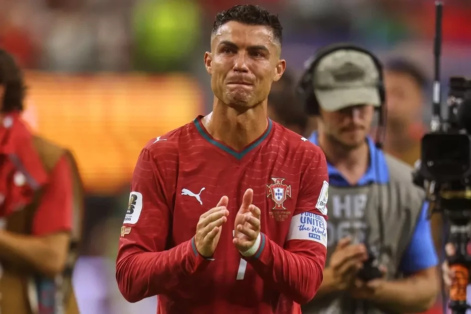 Ronaldo tặng ca sĩ nghiệp dư giày thi đấu - Báo TinVina Ronaldo tặng ca sĩ nghiệp dư giày thi đấu - Báo TinVina