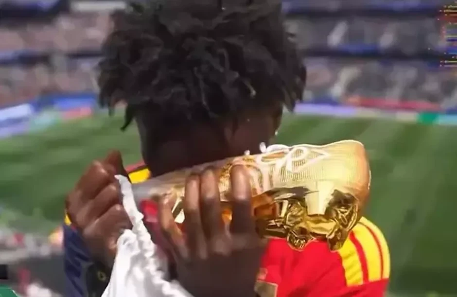 Ronaldo tặng ca sĩ nghiệp dư giày thi đấu - Báo TinVina Ronaldo tặng ca sĩ nghiệp dư giày thi đấu - Báo TinVina