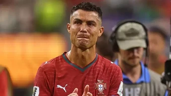 Ronaldo tặng ca sĩ nghiệp dư giày thi đấu World Cup - Báo TinVina