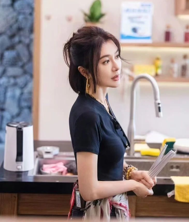 Sắc vóc của 'Phú Sát hoàng hậu' Tần Lam ở độ tuổi U50