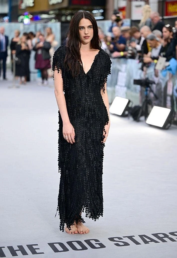 Sao Hollywood gây sốt với giày Chanel “như đi chân trần” giá 30 triệu đồng Sao Hollywood gây sốt với giày Chanel “như đi chân trần” giá 30 triệu đồng