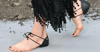 Sao Hollywood gây sốt với giày Chanel “như đi chân trần” giá 30 triệu đồng