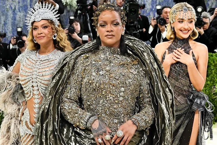 Sự xa hoa khó chấp nhận của Met Gala và Jeff Bezos Sự xa hoa khó chấp nhận của Met Gala và Jeff Bezos