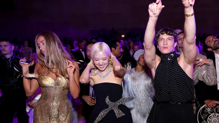 Sự xa hoa khó chấp nhận của Met Gala và Jeff Bezos Sự xa hoa khó chấp nhận của Met Gala và Jeff Bezos