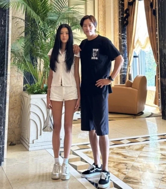 Tân Hoa hậu Hàn Quốc: Mỹ nhân Gen Z có vẻ đẹp búp bê, gia thế ấn tượng Tân Hoa hậu Hàn Quốc: Mỹ nhân Gen Z có vẻ đẹp búp bê, gia thế ấn tượng