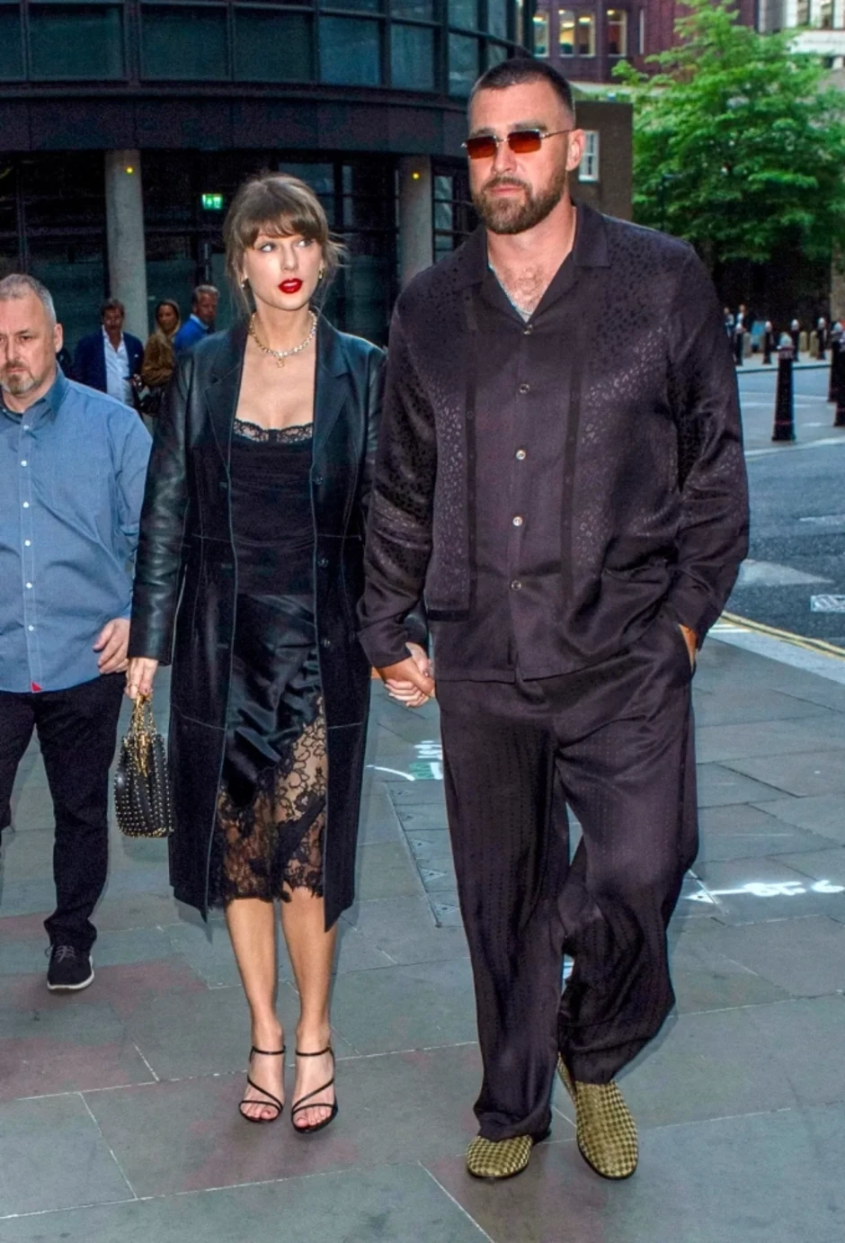Taylor Swift và chồng sắp cưới diện mốt đồ ngủ lên phố Taylor Swift và chồng sắp cưới diện mốt đồ ngủ lên phố