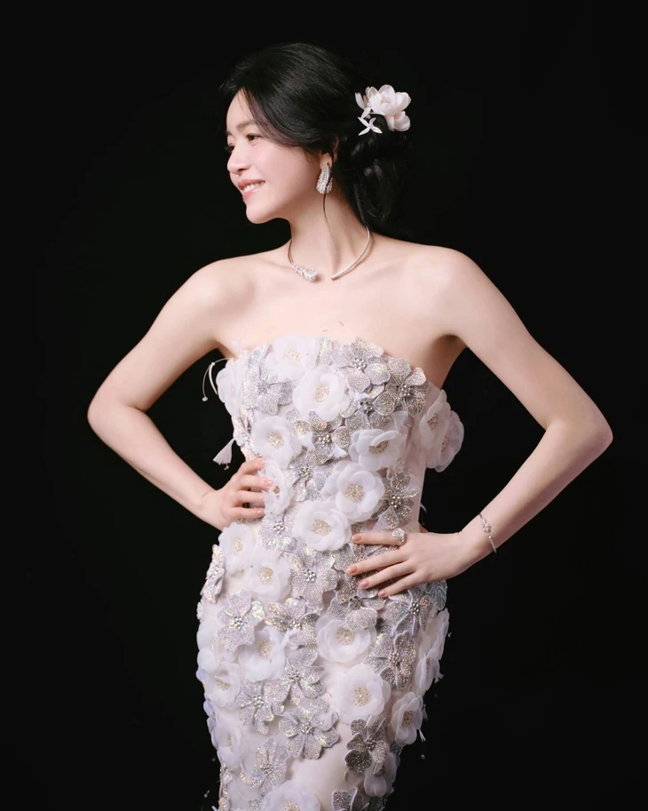 Thiết kế Việt xuất hiện trên thảm đỏ cùng ‘Tiểu Long Nữ’ Trần Nghiên Hy Thiết kế Việt xuất hiện trên thảm đỏ cùng ‘Tiểu Long Nữ’ Trần Nghiên Hy