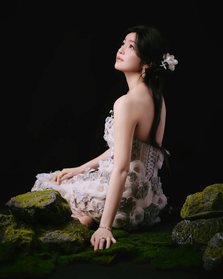 Thiết kế Việt xuất hiện trên thảm đỏ cùng ‘Tiểu Long Nữ’ Trần Nghiên Hy Thiết kế Việt xuất hiện trên thảm đỏ cùng ‘Tiểu Long Nữ’ Trần Nghiên Hy