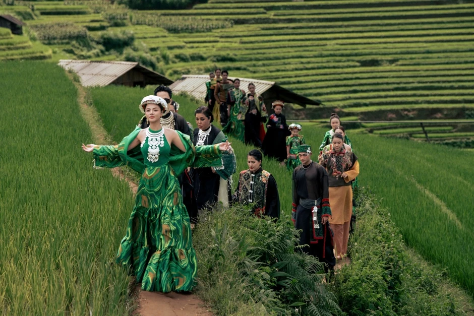 Thu Quỳnh, Tú Oanh diễn thời trang giữa ruộng bậc thang Mù Cang Chải