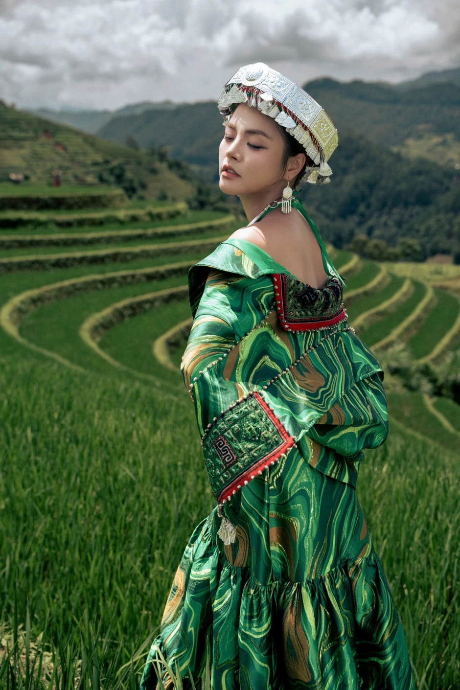 Thu Quỳnh, Tú Oanh diễn thời trang giữa ruộng bậc thang Mù Cang Chải