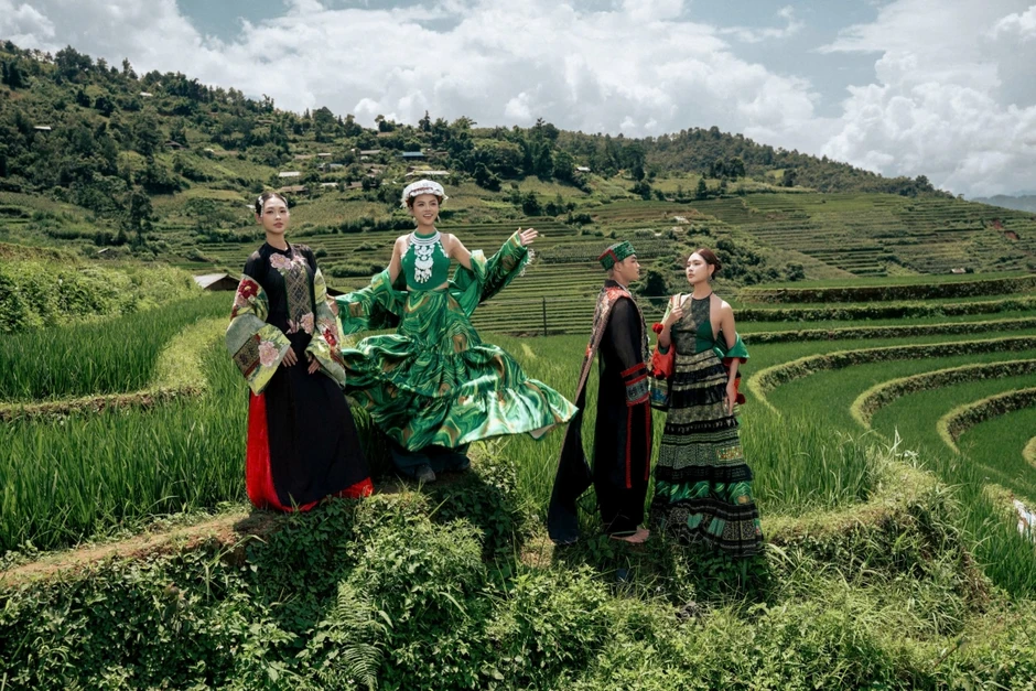 Thu Quỳnh, Tú Oanh diễn thời trang giữa ruộng bậc thang Mù Cang Chải